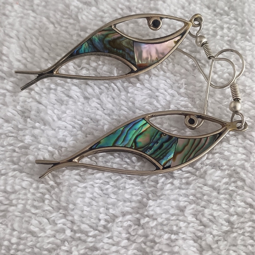 ALPACA 💕abalone shell fish design earrings. Made in Mexico.
